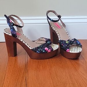 Betsey Johnson floral faux wood heels sandals sz 8.5